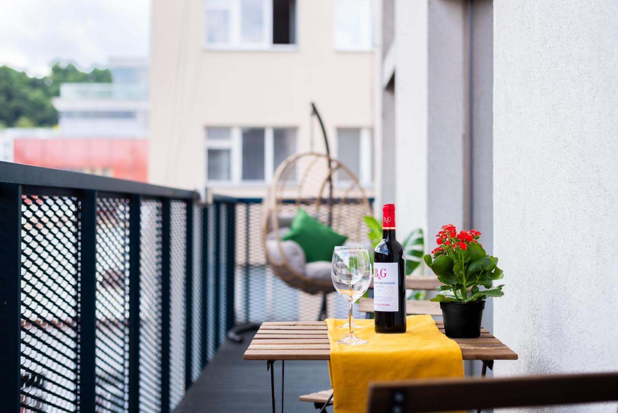 2-Level Apartments On Krizikova Near The Metro Praga Zewnętrze zdjęcie