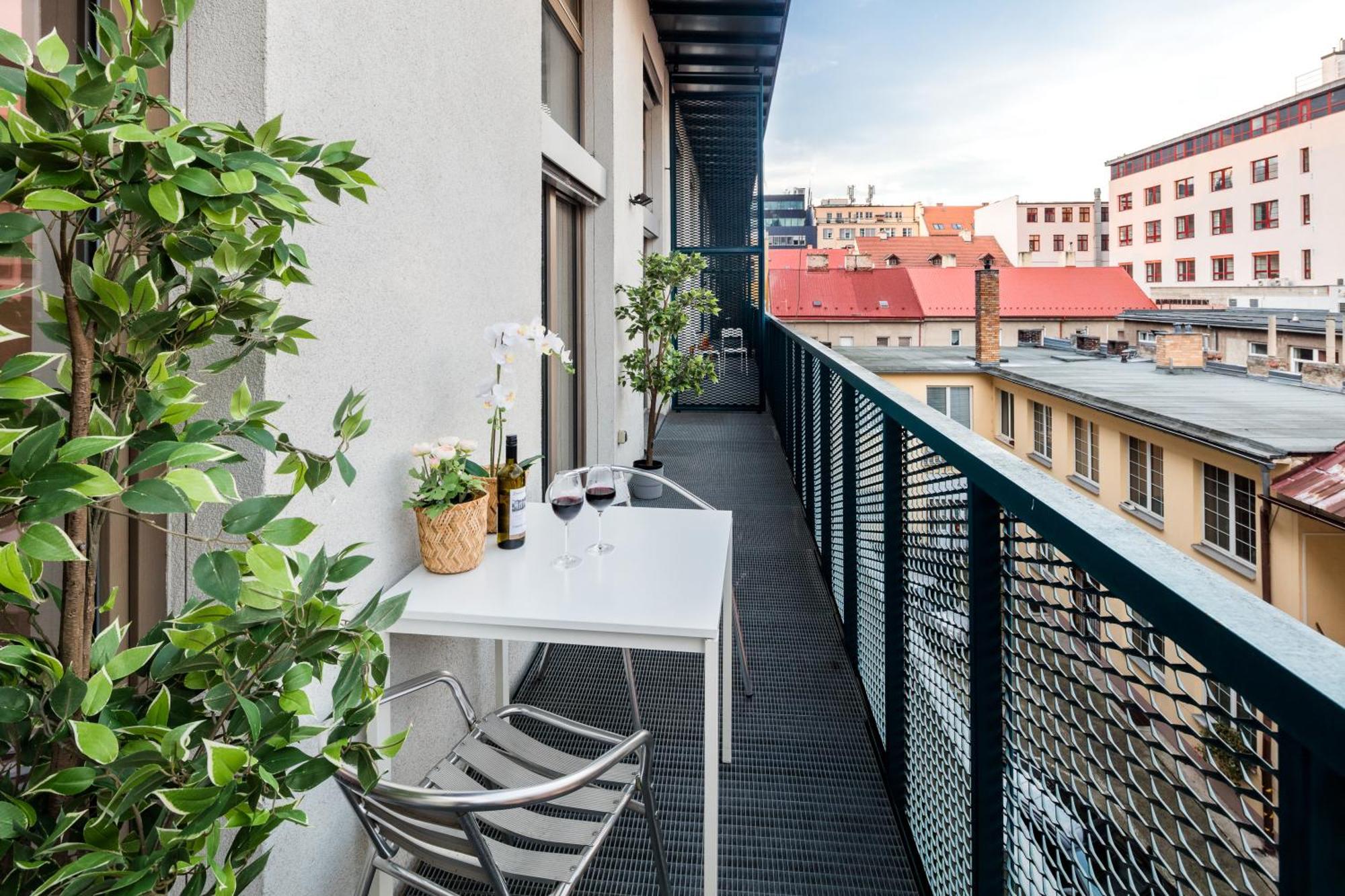 2-Level Apartments On Krizikova Near The Metro Praga Zewnętrze zdjęcie